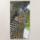 木の上の豪華なヒョウパーソナライズされた ビーチタオル (正面)