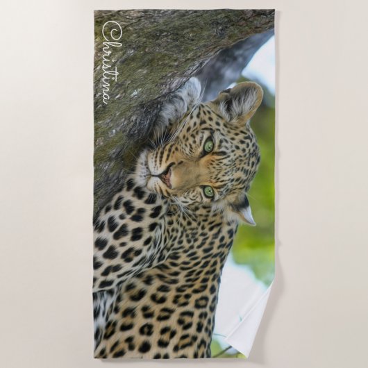 木の上の豪華なヒョウパーソナライズされた ビーチタオル (正面)