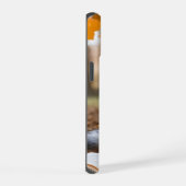 木の下で本を読むかわいいキツネ iPhone 15ケース (右側面)