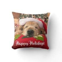 木の下で眠ったクリスマスのゴールデン・リトリーバー犬