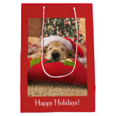 木の下で眠ったクリスマスのゴールデン・リトリーバー犬 ミディアムペーパーバッグ (裏面)