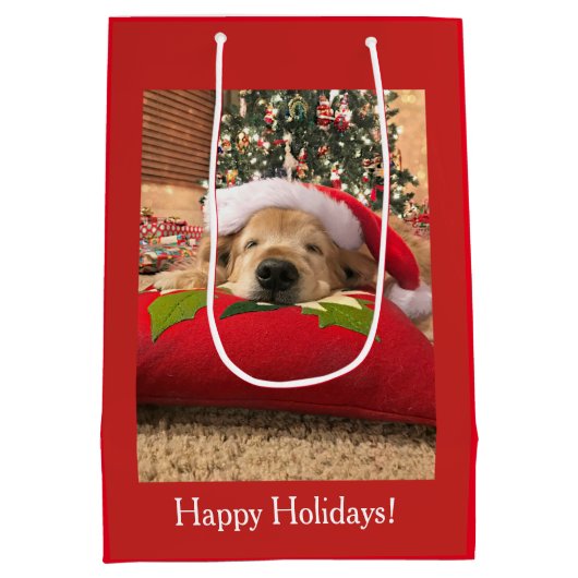 木の下で眠ったクリスマスのゴールデン・リトリーバー犬 ミディアムペーパーバッグ (裏面)