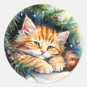 木の下で眠っているクリスマスの子猫 ラウンドシール (正面)