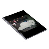 木の下で眠っている子猫を毛羽立たせる。 ノートブック (右側)