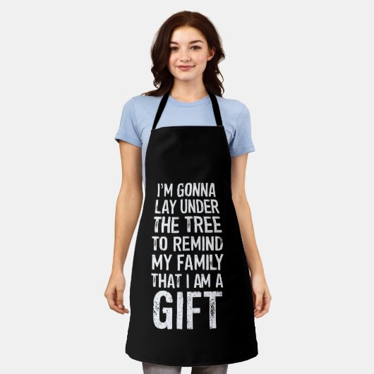 木の下に横たわるクリスマス家族の贈り物 エプロン (着用した状態)