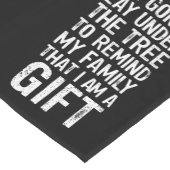 木の下に横たわるクリスマス家族の贈り物 ショートテーブルランナー (コーナー)