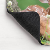 木の下に横たわる愛らしい子鹿 マウスパッド (コーナー)