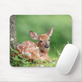 木の下に横たわる愛らしい子鹿 マウスパッド (マウス)