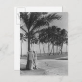 木の下に立っているカップル ポストカード (正面/裏面)