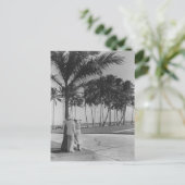 木の下に立っているカップル ポストカード (スタンド正面)