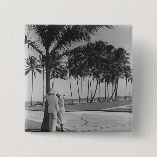 木の下に立つカップル 缶バッジ (正面)