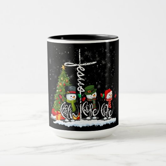 木の下の雪だるま:クリスマスのメッセージ マグカップ (中央)