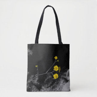 木の下の黄色い野の花 16x20 トートバッグ