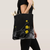 木の下の黄色い野の花 16x20 トートバッグ (クローズアップ)