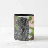 木の中で眠っているアフリカのコノハズク マグカップ (中央)