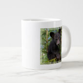 木の中で遊ぶクロクマの子熊 ジャンボコーヒーマグカップ (正面右)