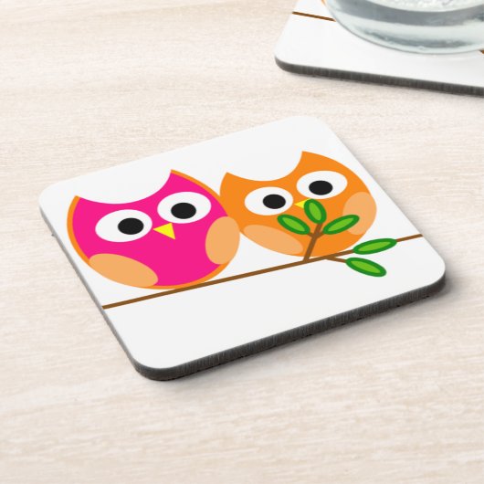 . .木の中のかわいいピンクとオレンジのフクロウ コースター (左側)