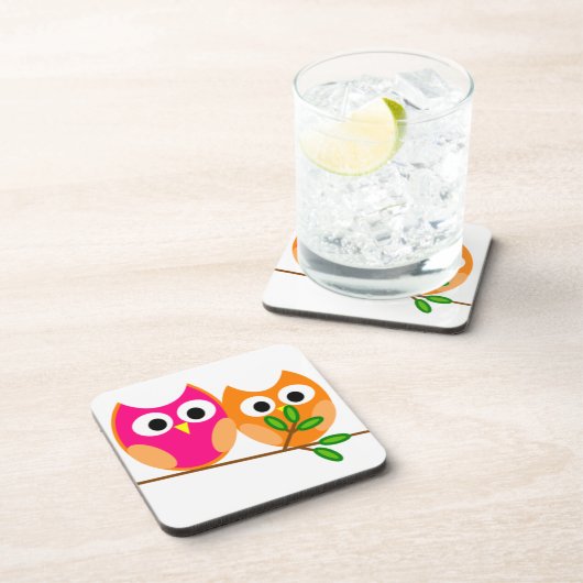 . .木の中のかわいいピンクとオレンジのフクロウ コースター (右側)