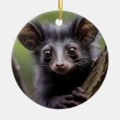 木の中のアイアイを大きく目にした。 セラミックオーナメント (正面)