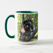 木の中のアライグマ マグカップ (左)