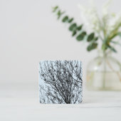 木の中のスターリング – 青淡い色のD3E5EFの上の黒 スクエア名刺 (スタンド正面)