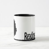 木の側に坐っている男の子が付いている読書相棒のマグ マグカップ (中央)