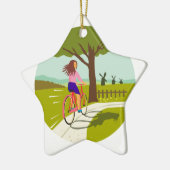 木の円のレトロの上の女の子の乗馬の自転車 セラミックオーナメント (左)