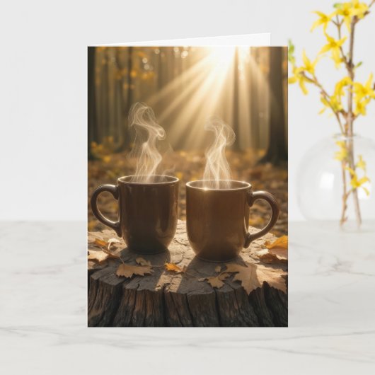 木の切り株にコーヒーのマグを蒸す記念日 カード (黄色い花)