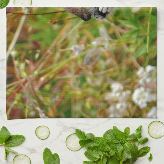 木の切り株の上に丸々とかわいらしいチムンク キッチンタオル (折り畳み)