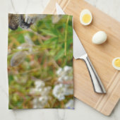 木の切り株の上に丸々とかわいらしいチムンク キッチンタオル (四つ折り)