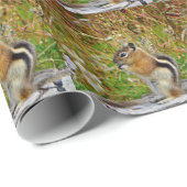 木の切り株の上に丸々とかわいらしいチムンク ラッピングペーパー (ロールコーナー)