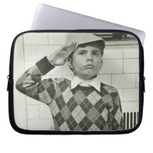 木の剣を握っている男の子