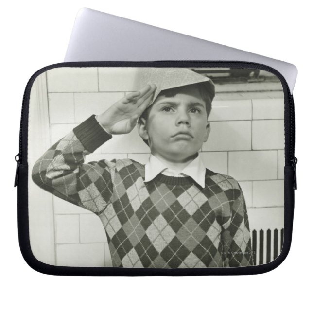 木の剣を握っている男の子 ラップトップスリーブ (正面)