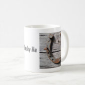 木の塀の幸運な蹄鉄 コーヒーマグカップ (正面右)