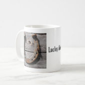 木の塀の幸運な蹄鉄 コーヒーマグカップ (正面左)