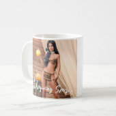 木の壁にポーズを取る若い先住民アメリカ人 コーヒーマグカップ (正面左)