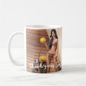 木の壁にポーズを取る若い先住民アメリカ人 コーヒーマグカップ (左)