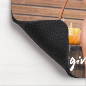 木の壁にポーズを取る若い先住民アメリカ人 マウスパッド (コーナー)