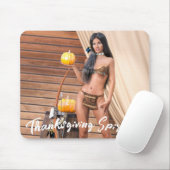 木の壁にポーズを取る若い先住民アメリカ人 マウスパッド (マウス)