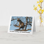 木の大枝に坐っている間ヒョウのあくび カード (黄色い花)