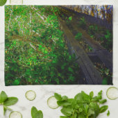 木の天蓋の下の通路 キッチンタオル (折り畳み)