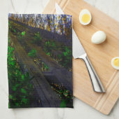 木の天蓋の下の通路 キッチンタオル (四つ折り)