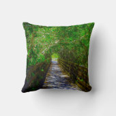 木の天蓋の下の通路 クッション (裏面)