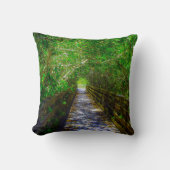 木の天蓋の下の通路 クッション (正面)