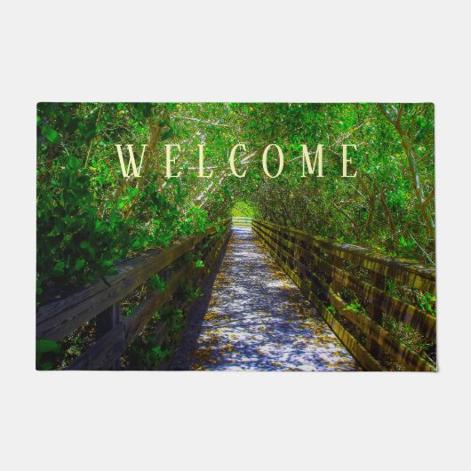 木の天蓋の下の通路 ドアマット (正面)
