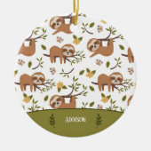 木の子のクリスマスに眠るかわいいナマケモノ セラミックオーナメント (正面)