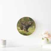 木の幹で歩んでいるツキノワグマ ラウンド壁時計 (ホーム)