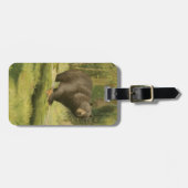 木の幹で歩んでいるツキノワグマ ラゲッジタグ (正面横)