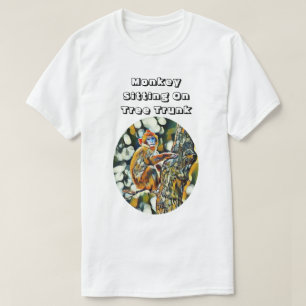 木の幹に坐っている猿 Tシャツ