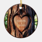 木の幹の手の名前を彫りロマンチックな形見 セラミックオーナメント (正面)